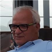 Bonjour. Je suis un prof de maths diplômé dune licence de ayant 42 années d'expérience. Auteur de livres des terminale et brevet